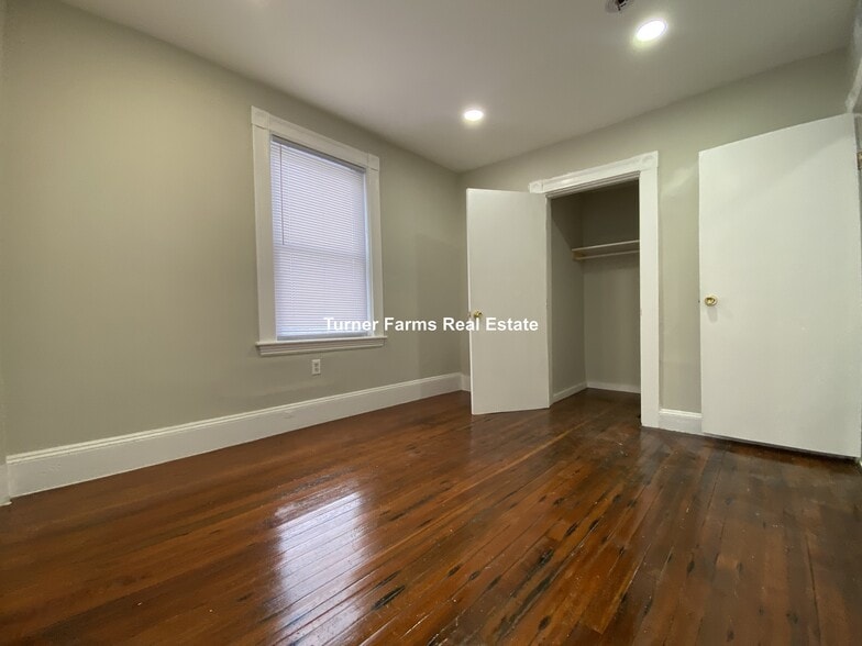 Building Photo - 35 Humphreys St