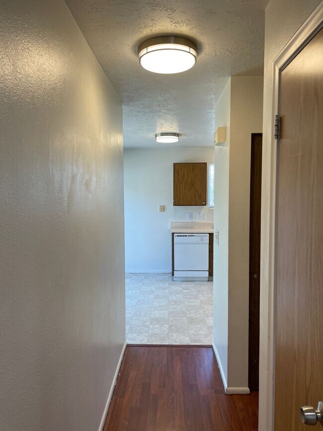 Building Photo - 2 Bedroom, 1.5 Bathroom Twin Home in West ...