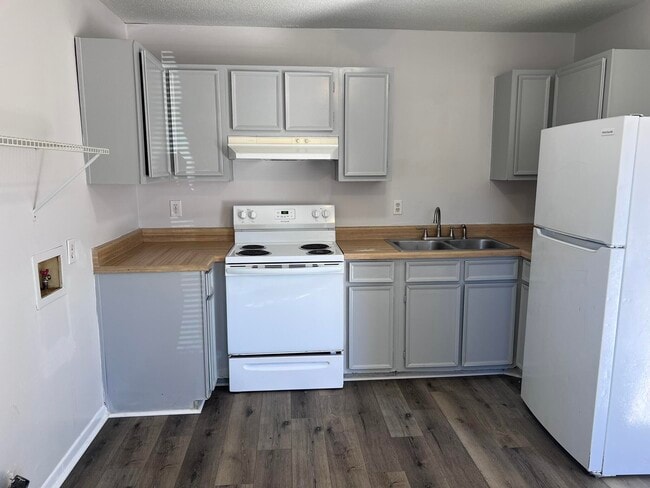 Building Photo - 102 Lake St