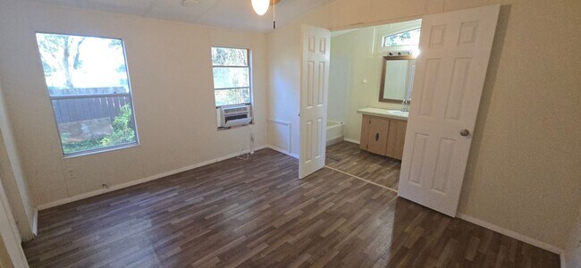 Building Photo - Model: Crown