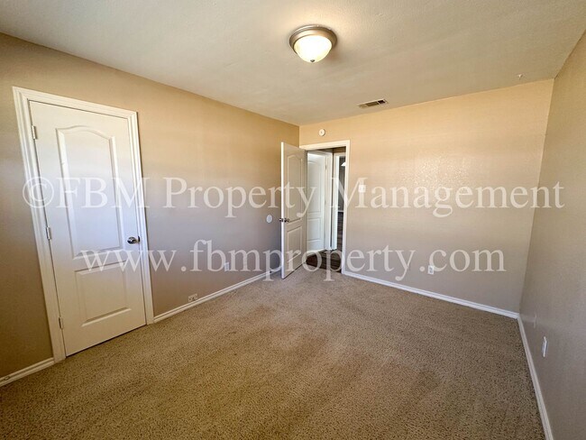 Building Photo - 803 Lakeway Dr