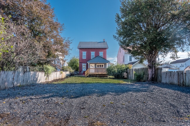 Building Photo - 934 Grand St