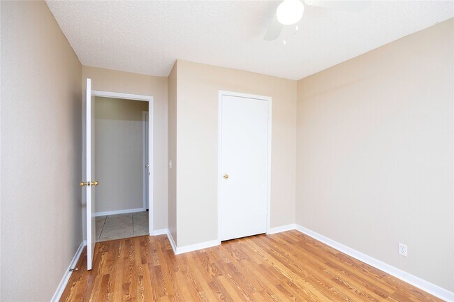 Building Photo - 811 Sierra Lake Dr