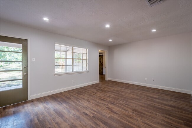 Building Photo - 3515 Lake Ridge Bend