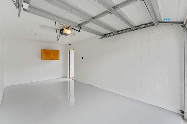 Building Photo - 7948 Edgewood Forest Dr