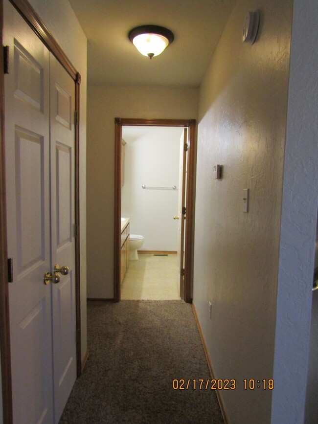 Building Photo - Crown Pointe Area!! PETS ARE NEGOTIABLE WI...