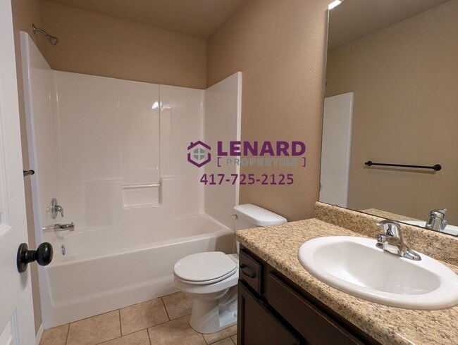 Building Photo - Beautiful 3 Bedroom House with Fenced in Y...