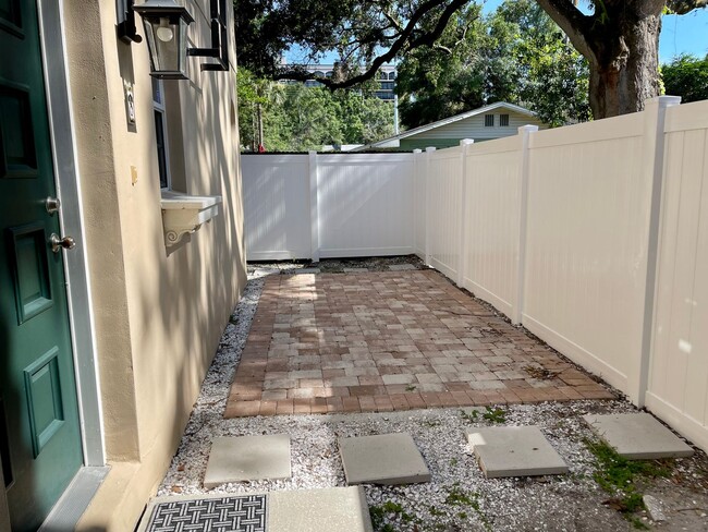 Building Photo - Private Townhouse in Heart of South Tampa