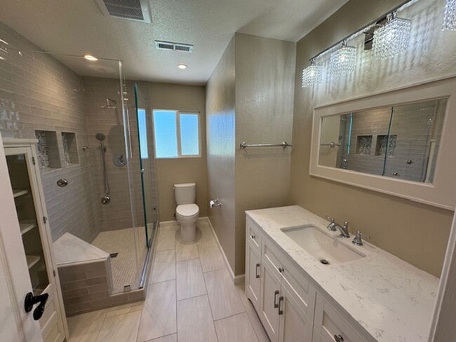 Building Photo - Gorgeous 2 story 5 bedroom home w/pool in ...