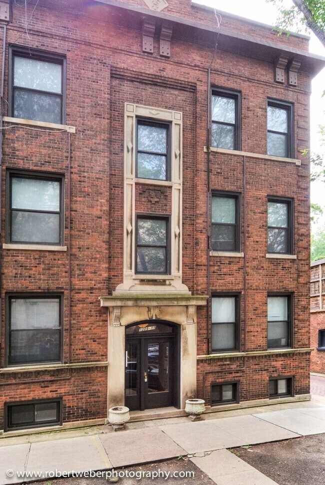 Building Photo - Gorgeous 3 Bed 2 Bath in the Edgewater area
