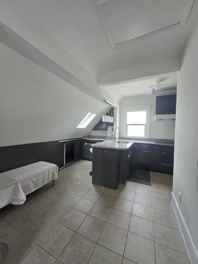 Building Photo - Upstairs 2bd/1ba Near Lake Merritt – $1,800