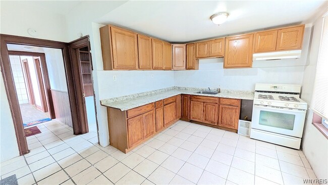 Building Photo - 26 Madison St