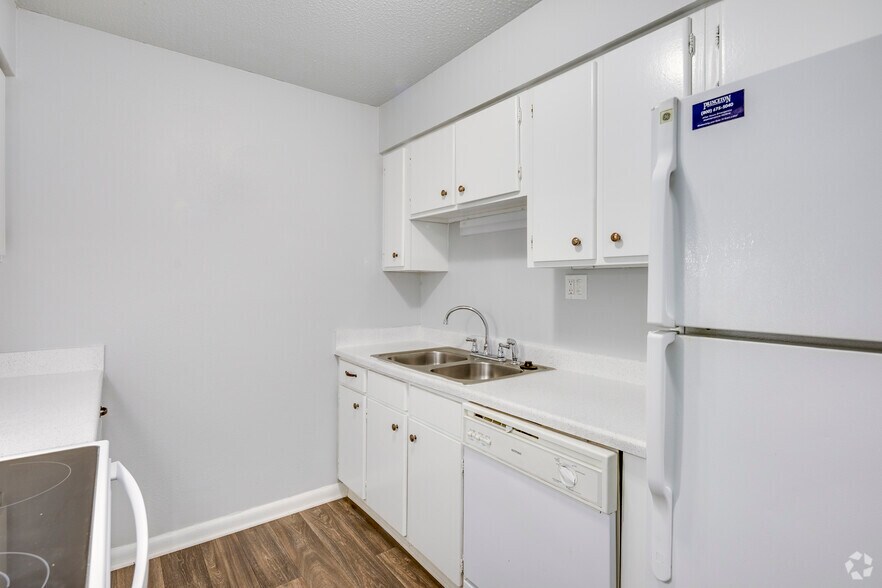 2BR, 1BA - 800SF - Kitchen - Lafayette Square Apartments