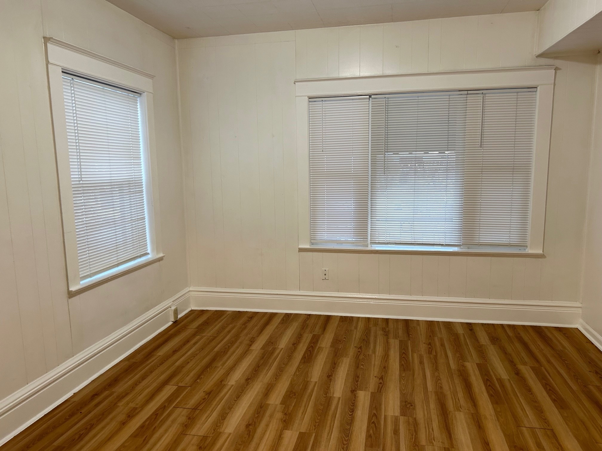 Bedroom with windows - 251 E Broadway