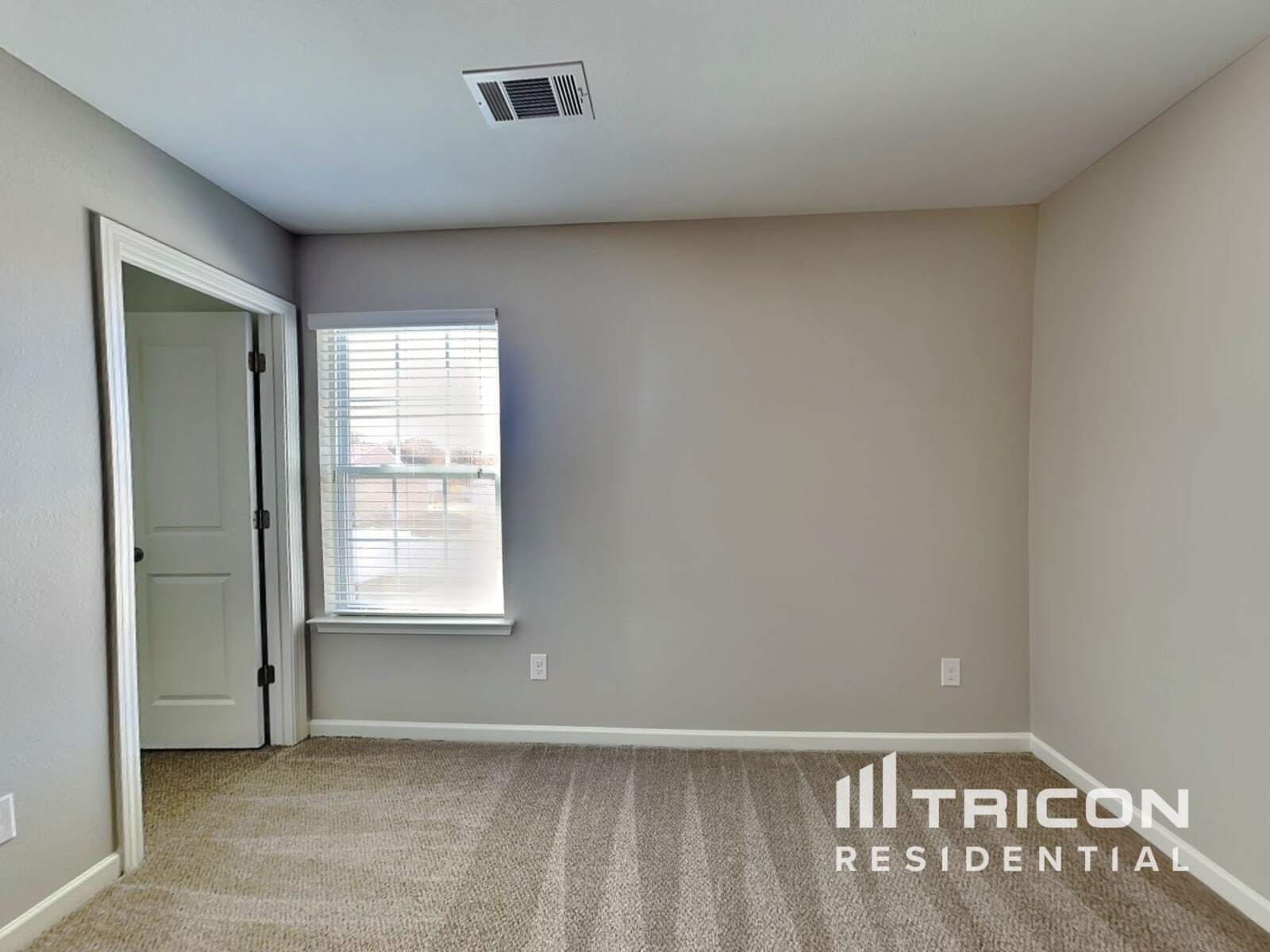 Building Photo - 2831 Village Center Dr