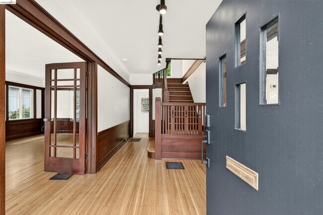 Building Photo - 846 Mandana Blvd