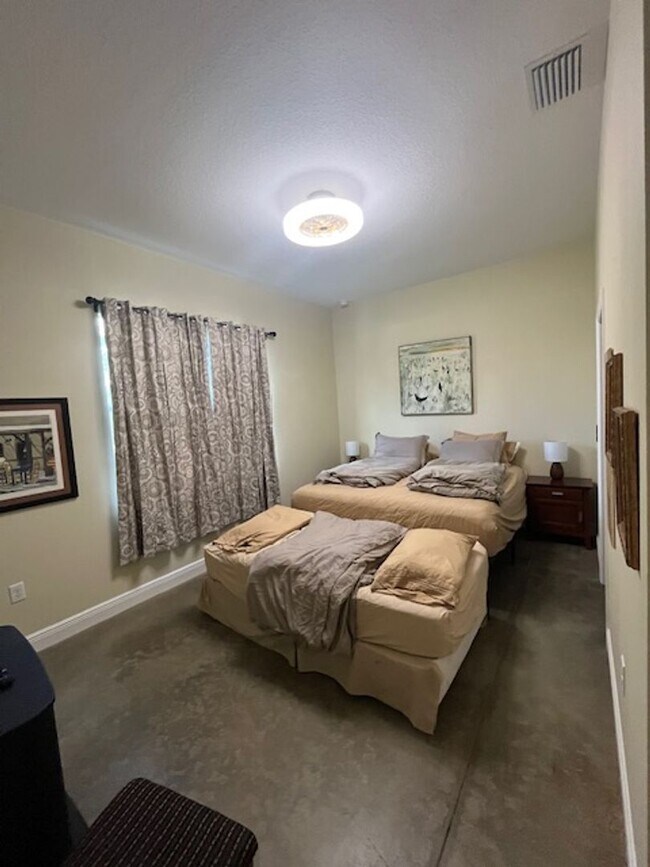 Building Photo - Gorgeous Fully Furnished 4BR/3BA Home – Id...