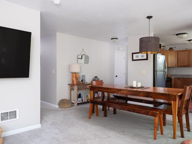 Building Photo - 7552 Mountain Laurel Dr