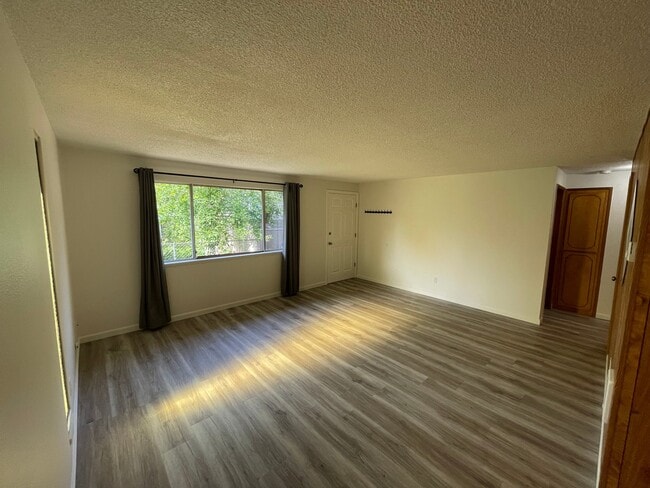 Building Photo - 2021 Thompson Ave