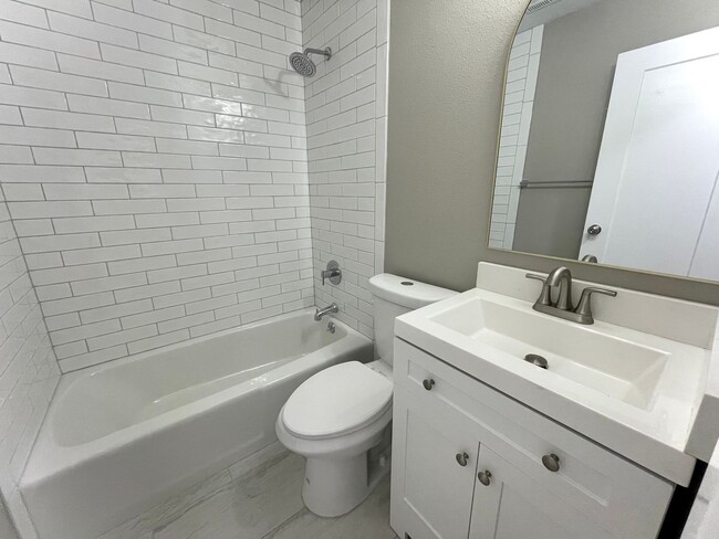 Building Photo - Upgraded 2-Bedroom Condo Near the Universi...