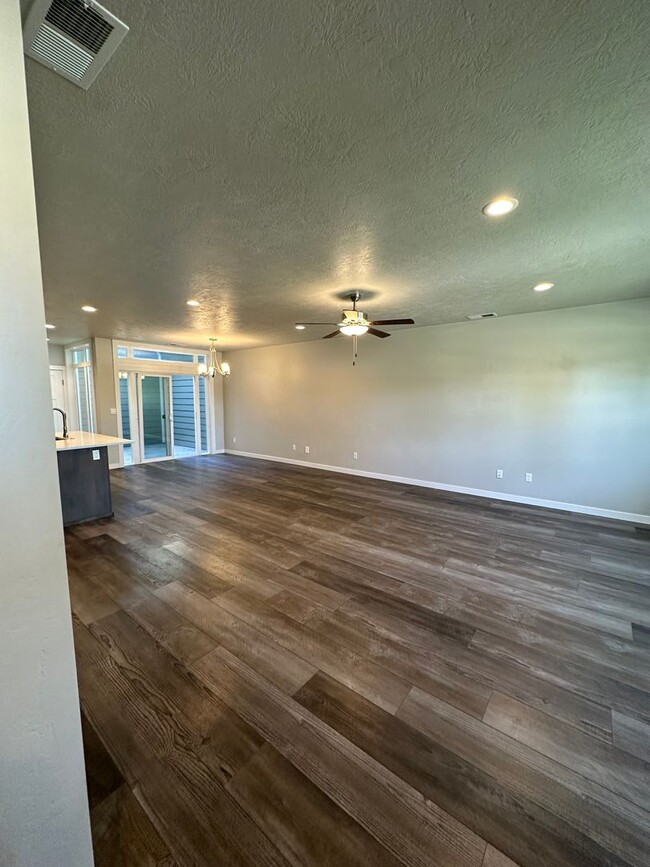 Building Photo - Modern Townhome Near Eagle Greenbelt..3-be...