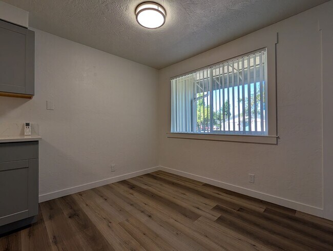 Building Photo - Newly Remodeled 2-Bedroom, 1-Bath Duplex in Thurston Area of Springfield!