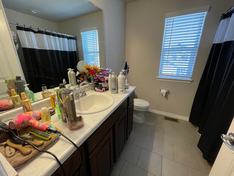 Building Photo - 10994 Aliso Dr