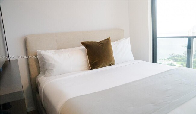 Building Photo - 398 NE 5th St