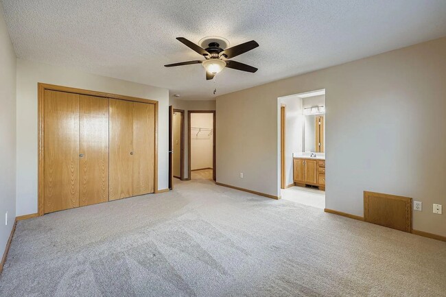 Building Photo - Rare 3bed 3bath Townhome in Rosemount