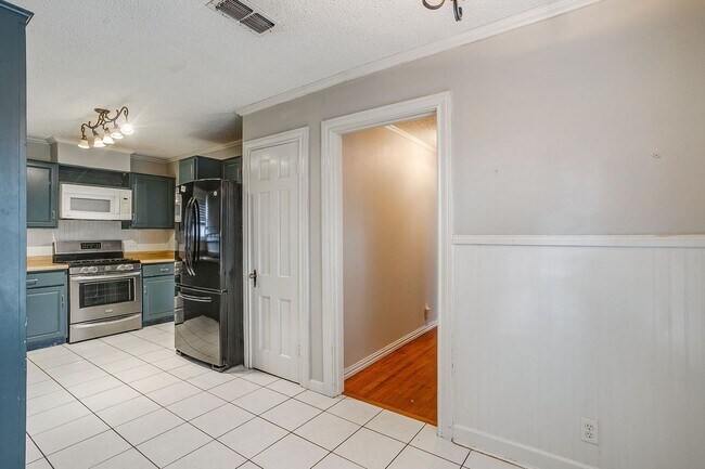 Building Photo - Amazing Historic 1940's Home in Original Cleburne- 4 Bed- 3 Bath w/ Multiple Living Areas- 76033