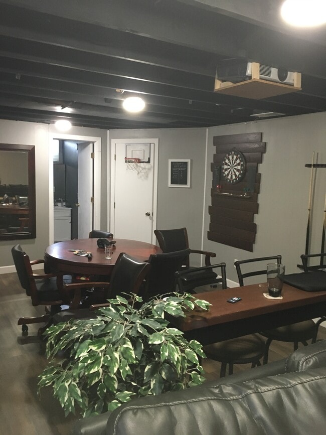 Building Photo - 2505 Zinran Ave S