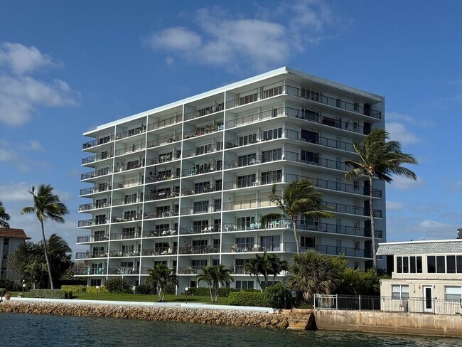 Building Photo - 3040 Lake Shore Dr
