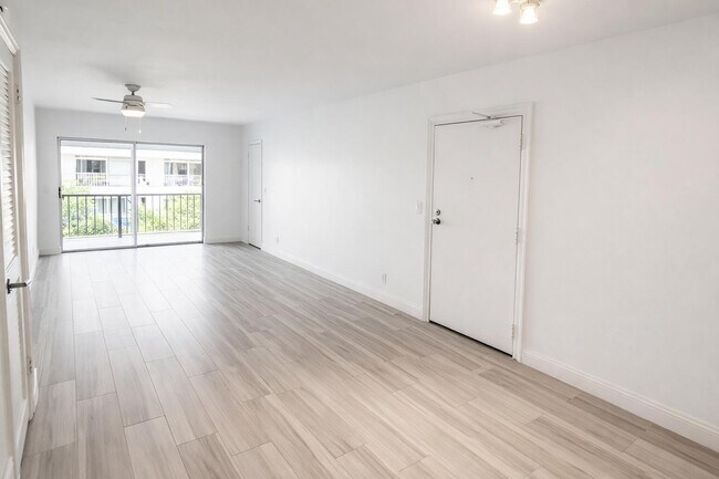 Building Photo - 6521 Bay Club Dr