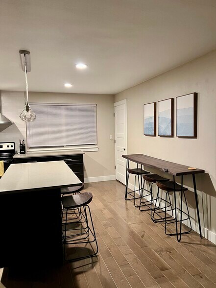 Building Photo - 689 N Starcrest Dr