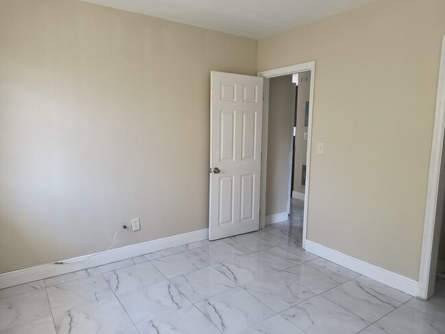 Building Photo - 1007 S E St