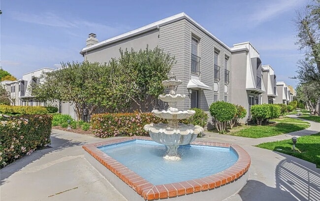Building Photo - "Chic Woodland Hills Retreat: Spacious 1-B...