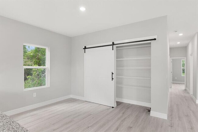 Building Photo - 573 Joy Haven Dr