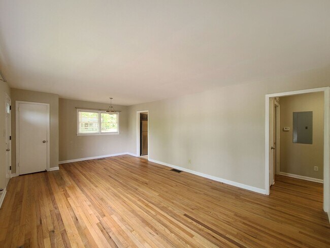 Building Photo - Cutest Bungalow in the Heart of Hapeville 3 bed/2 bath