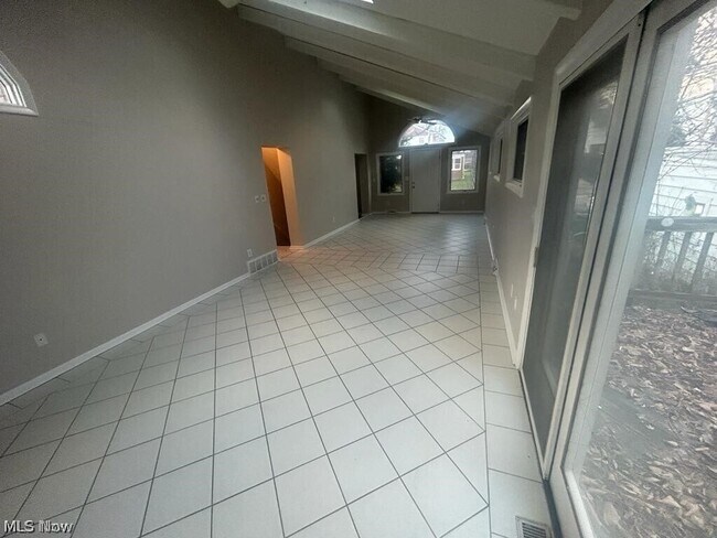 Building Photo - 2079 S Green Rd