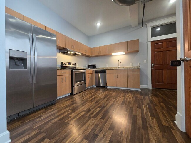 Building Photo - 302 W Commercial St