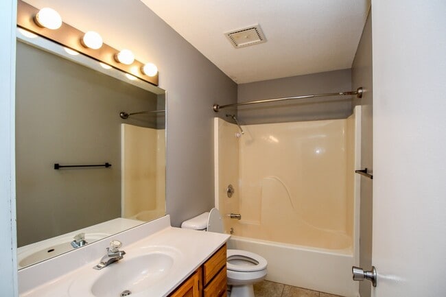 Building Photo - Beautiful Single Family Home located in South Columbia