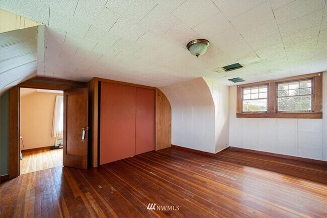 Building Photo - 3 Bedroom 1800 sq ft Cute Farm House with ...