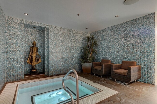 Building Photo - Fully Furnished 2 Bedroom 2 Bath High Rise with Strip Views