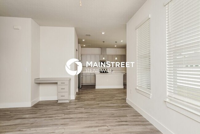 Building Photo - 4 Bedroom Pet-Friendly Home in Deland, FL with Main Street Renewal