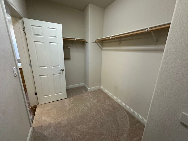 Building Photo - Beaitiful 4 Bedroom, 2.5 Bath Mountain Hou...
