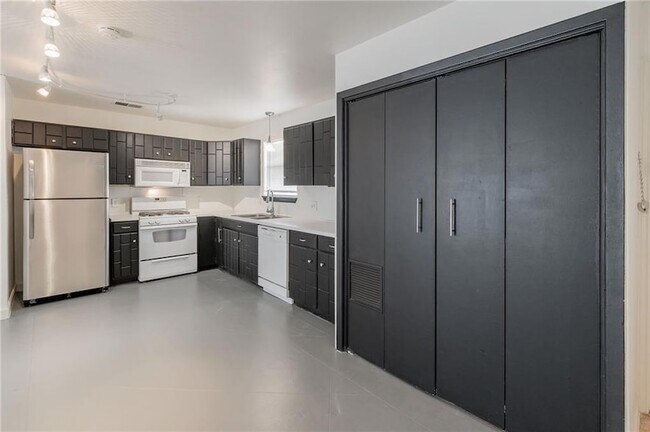 Building Photo - 2712 St Edwards Cir