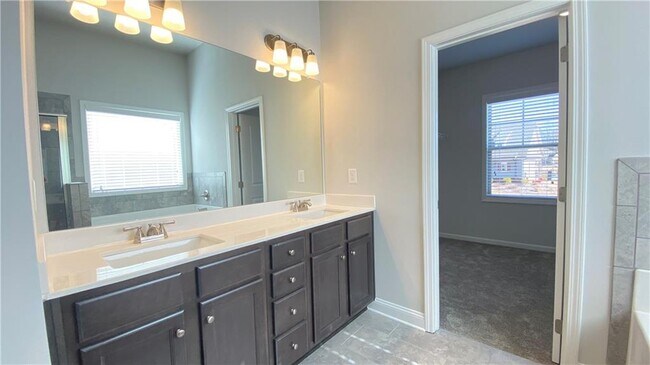 Building Photo - 4570 Silver Oak Dr SW