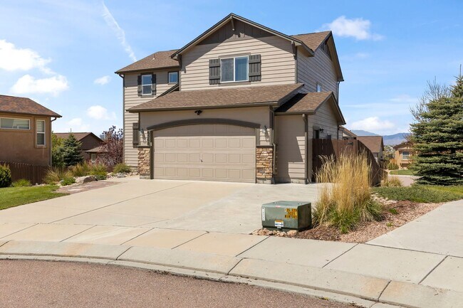 Building Photo - Evolve Real Estate: Meticulous and Luxurious 4 Bedroom + Office + Finished Basement on A Double C...