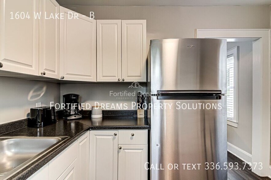 Building Photo - 1604 W Lake Dr