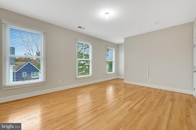 Building Photo - 229 Locust St SE